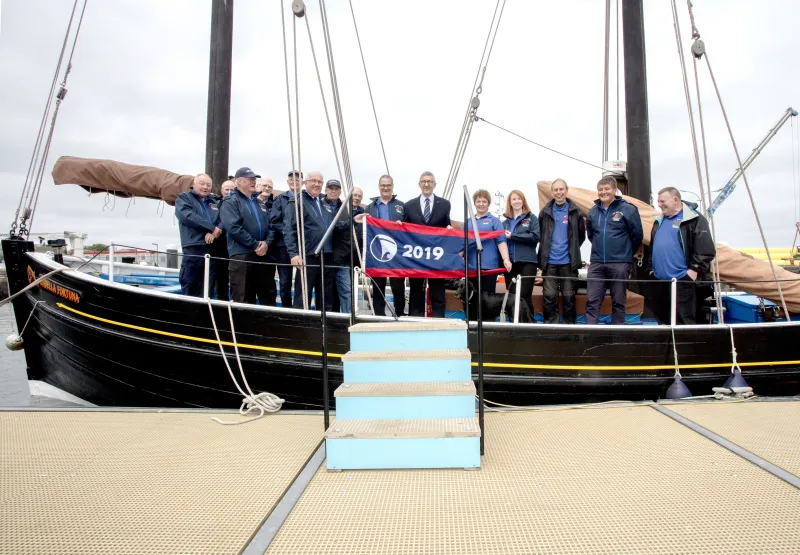 Crew of Isabella Fortuna pennant presentation